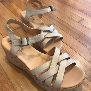 Korks Natural colored platform sandals.